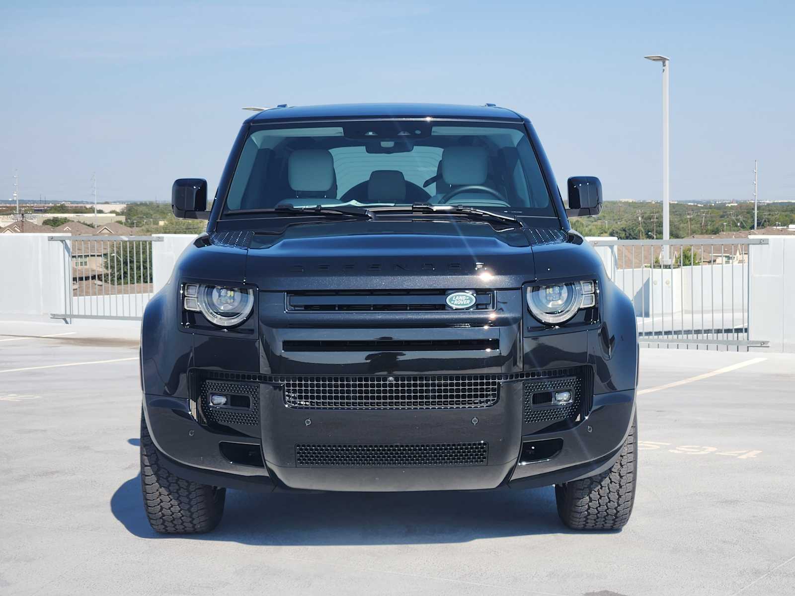 2025 Land Rover Defender 110 X-Dynamic SE photo 3