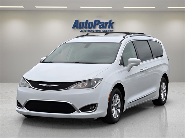 2018 Chrysler Pacifica Touring L photo 3