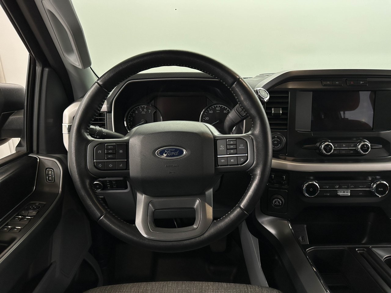 2022 Ford F-150 XLT photo 8