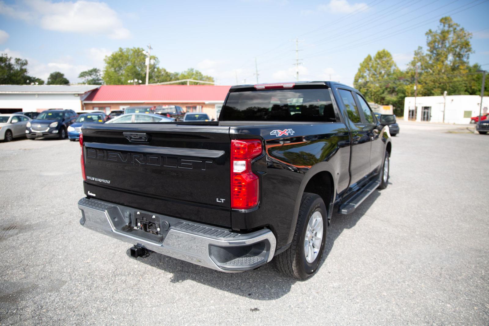 2023 Chevrolet Silverado 1500 LT photo 2