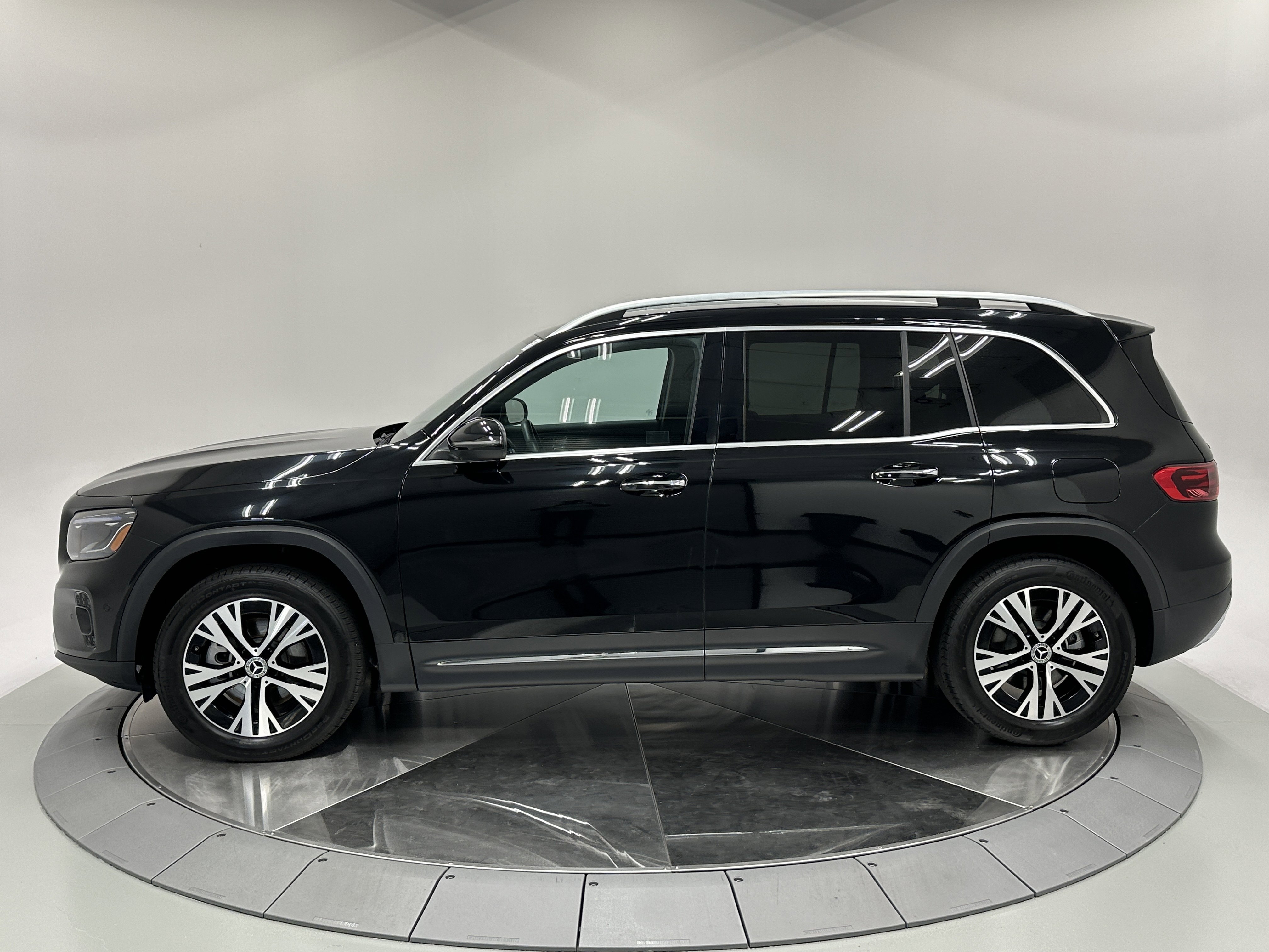 2024 Mercedes Benz GLB 250 photo 3