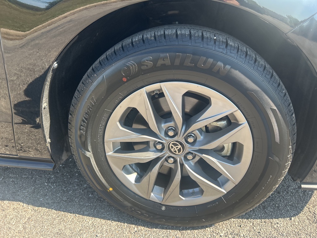 2024 Toyota Sienna XLE photo 4