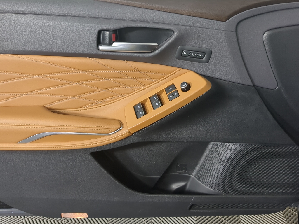 2020 Toyota Avalon Limited Hybrid photo 9