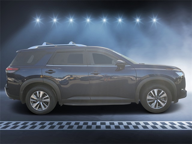 2022 Nissan Pathfinder SL photo 2