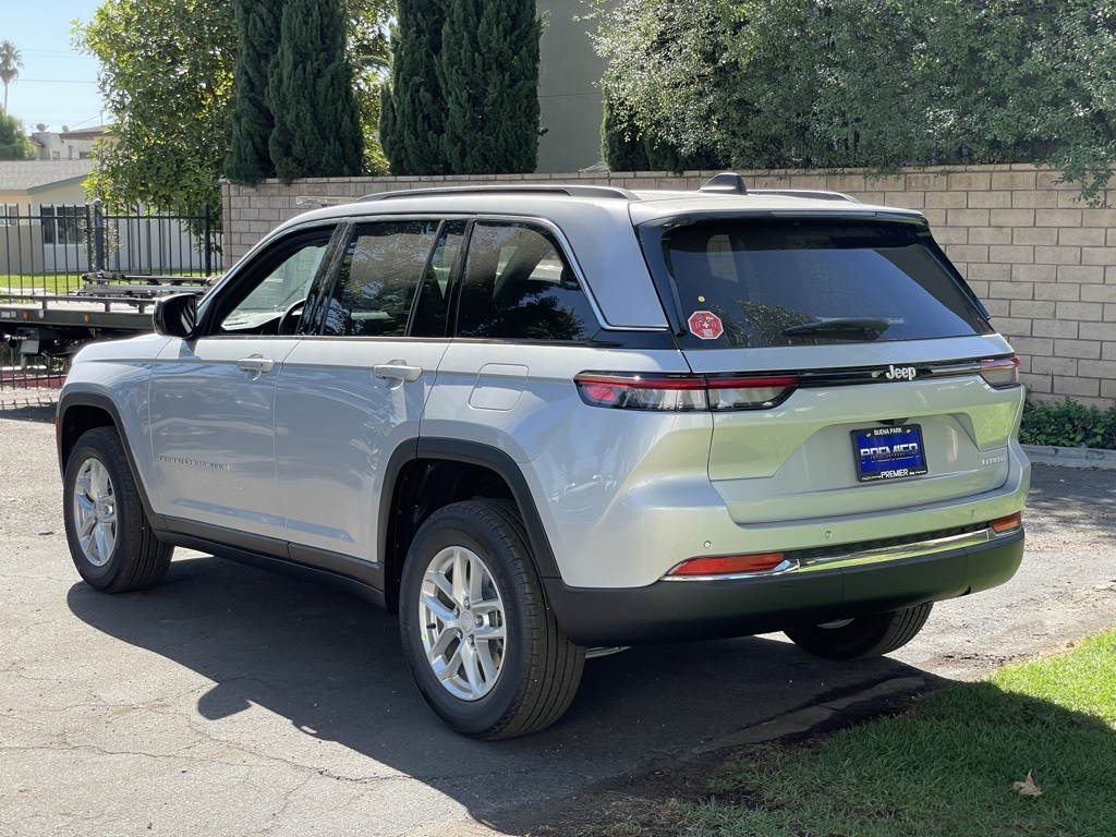 2025 Jeep Grand Cherokee Laredo X photo 2