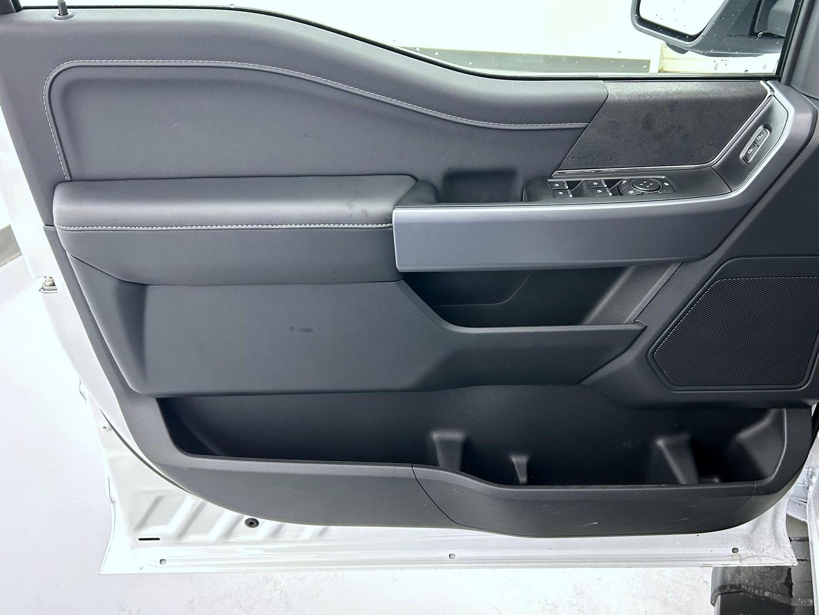 2025 Ford F-150 XLT photo 8