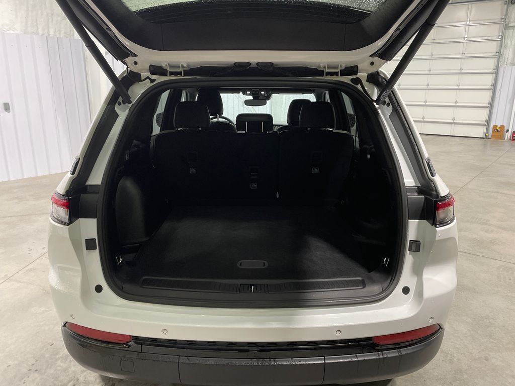 2023 Jeep Grand Cherokee Altitude photo 4