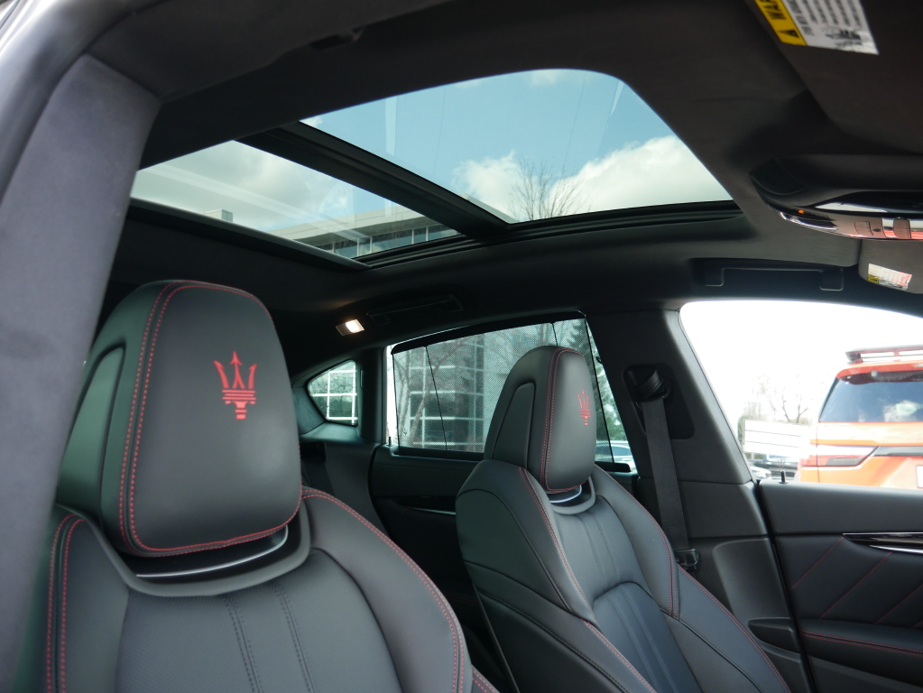2024 Maserati Levante GT photo 4