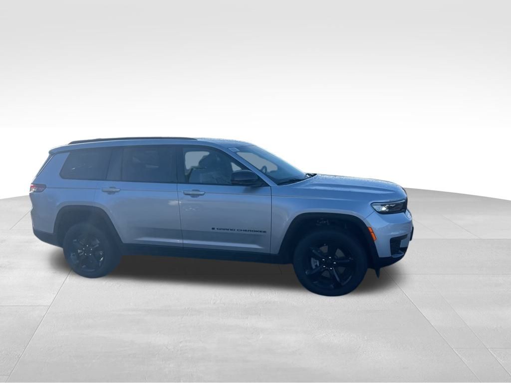 2025 Jeep Grand Cherokee Laredo photo 2