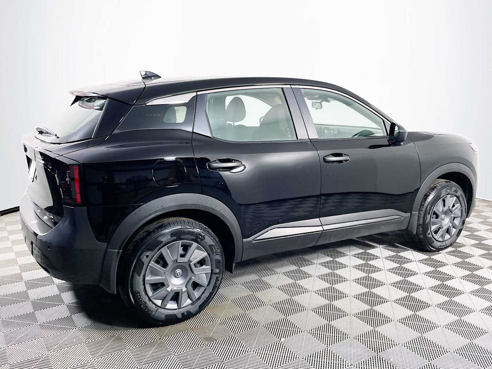 2025 Nissan Kicks S photo 2