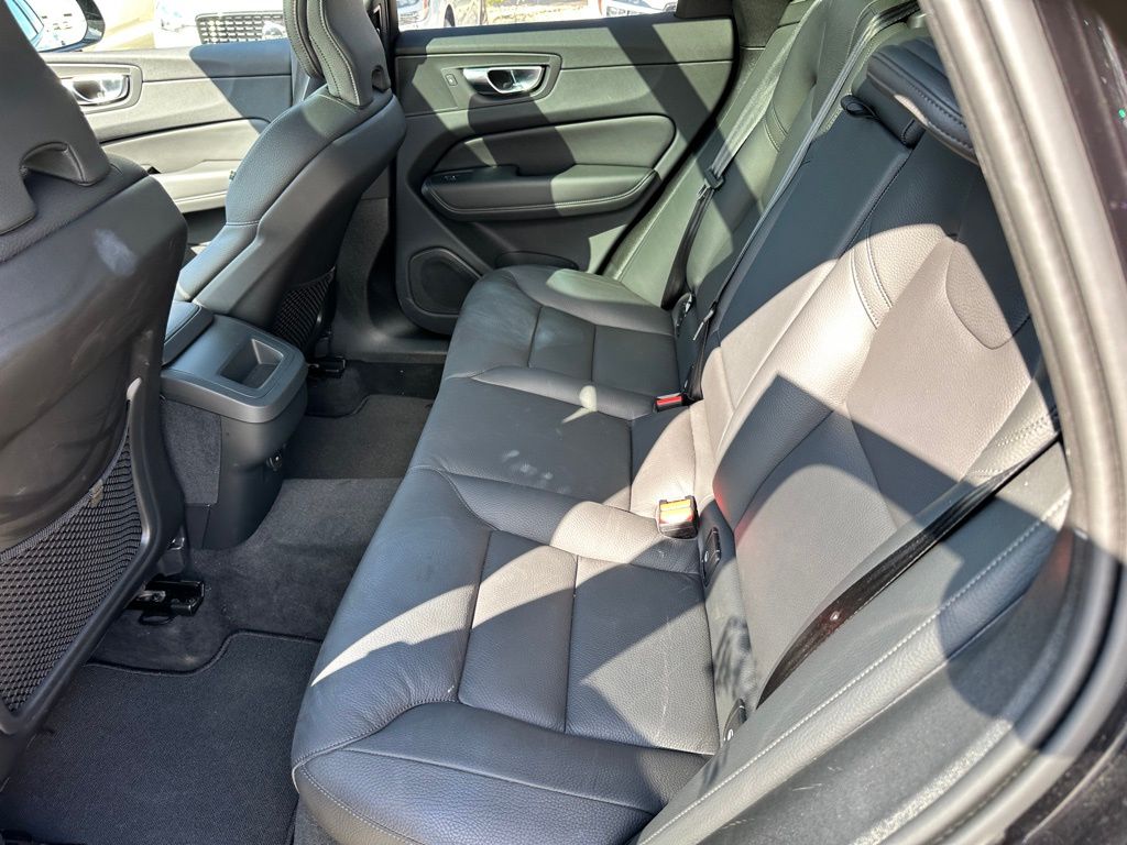 2025 Volvo XC60 B5 Plus photo 8