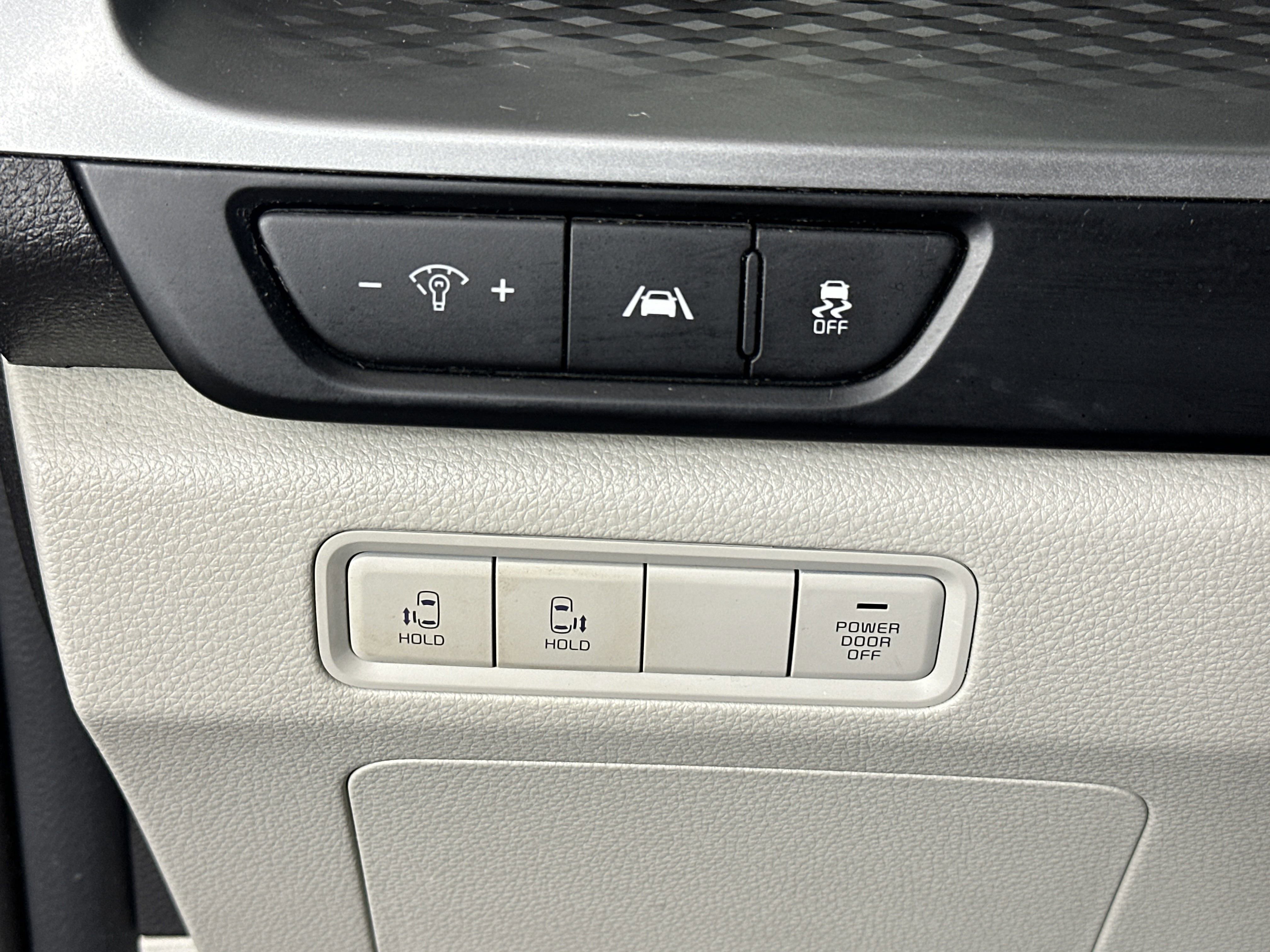 2023 Kia Carnival LX photo 13