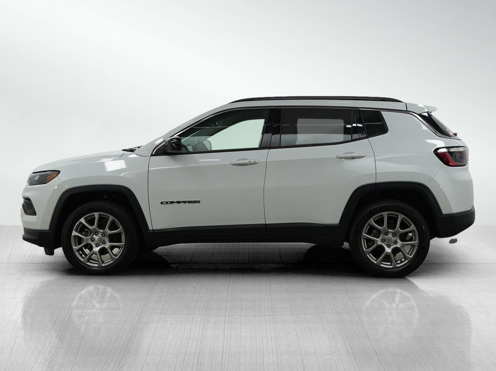 Used 2022 Jeep Compass Latitude Lux with VIN 3C4NJDFB4NT186963 for sale in Minneapolis, Minnesota