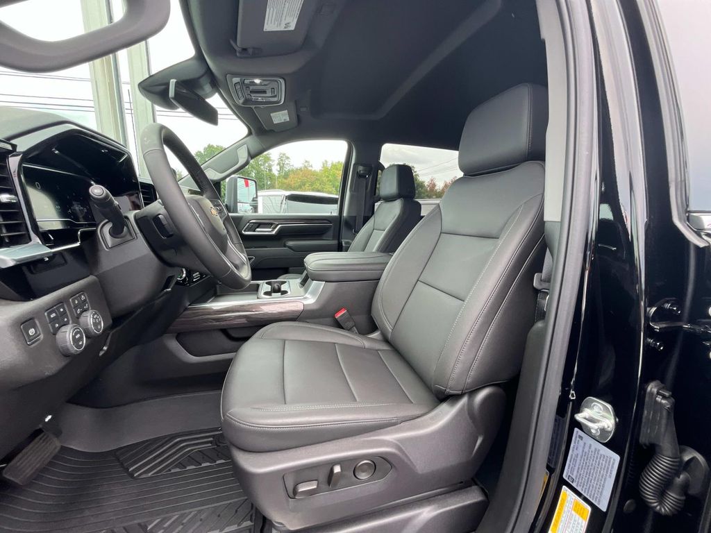 2025 Chevrolet Silverado 2500HD LTZ photo 11