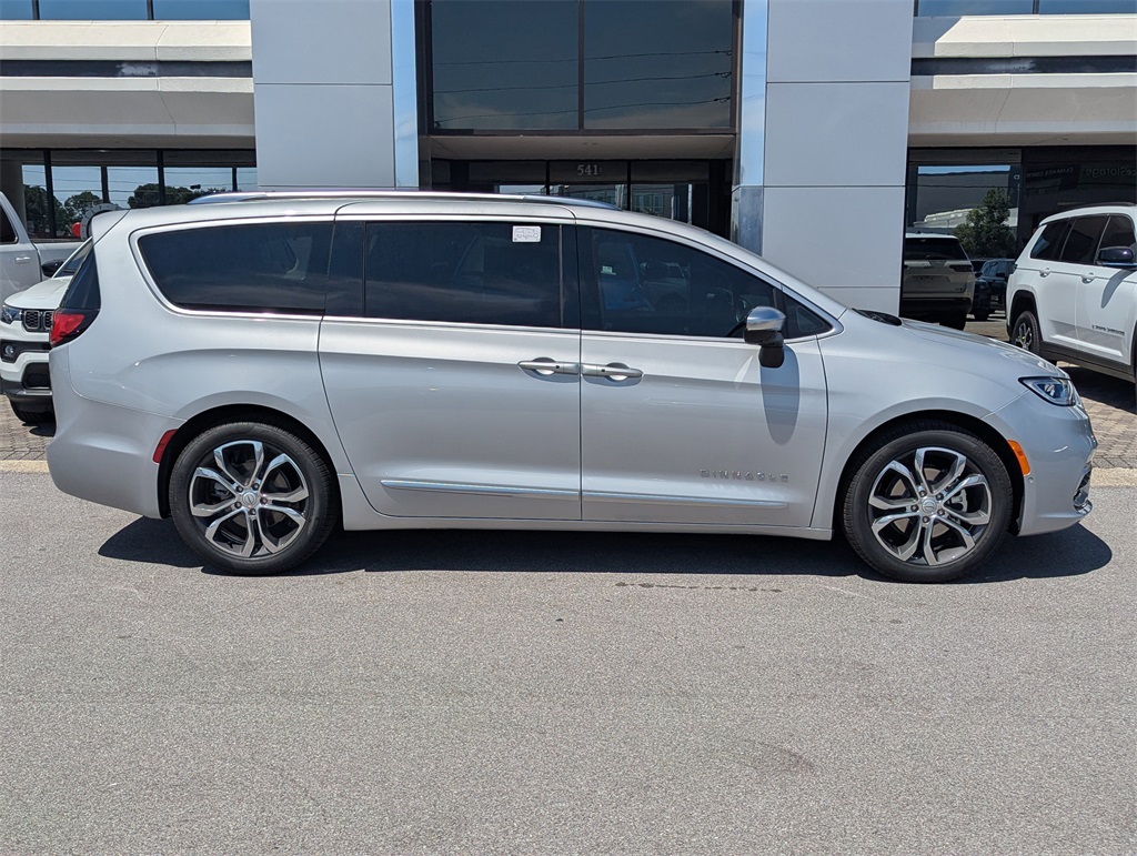 2026 Chrysler Pacifica Pinnacle photo 3