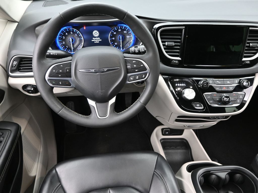 2023 Chrysler Pacifica Touring L photo 9