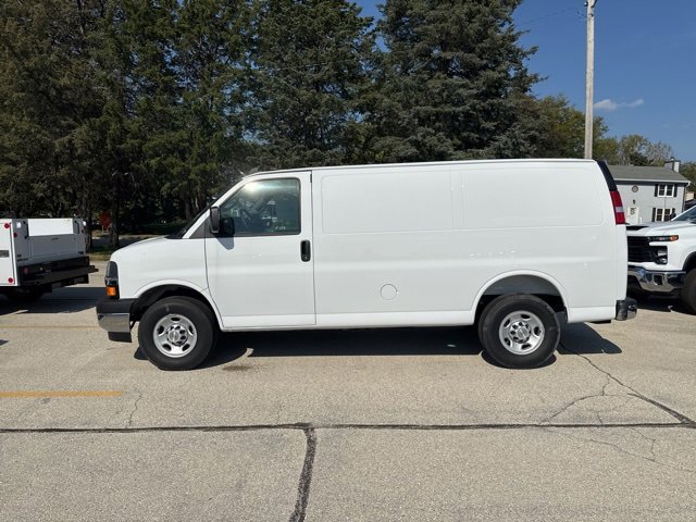 2025 Chevrolet Express Cargo 3500 photo 2