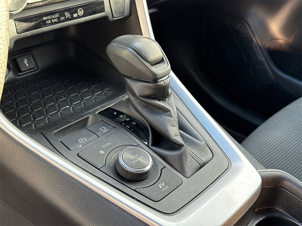 2021 Toyota RAV4 Hybrid LE photo 8