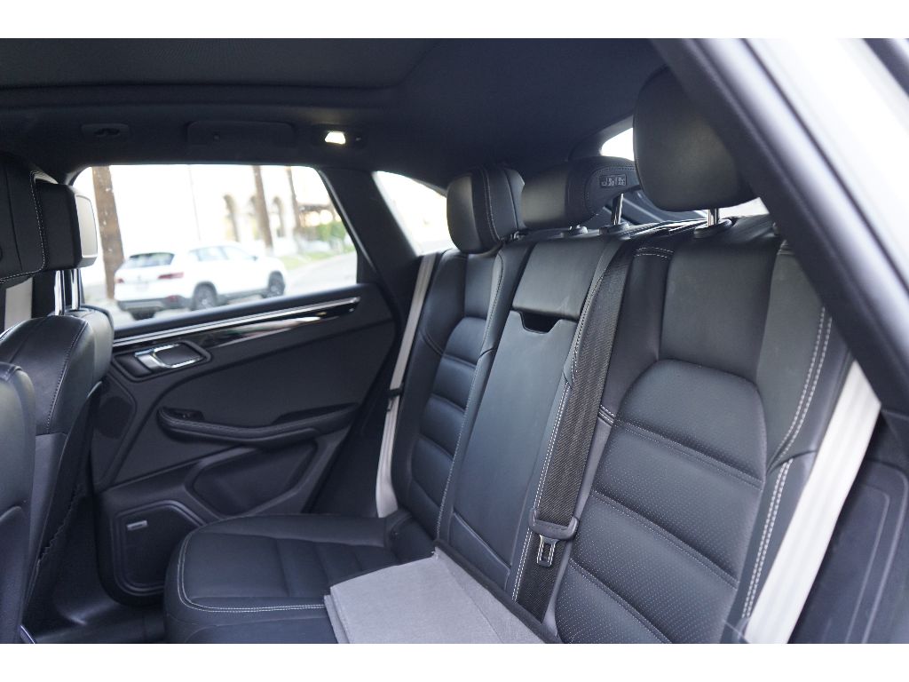 2022 Porsche Macan Base photo 21