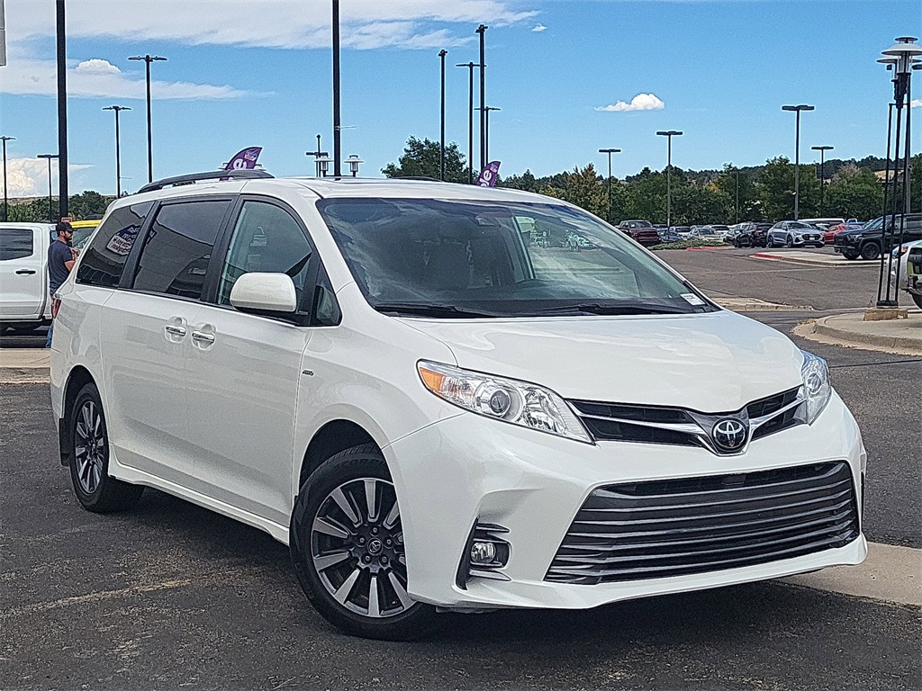 2019 Toyota Sienna XLE photo 2