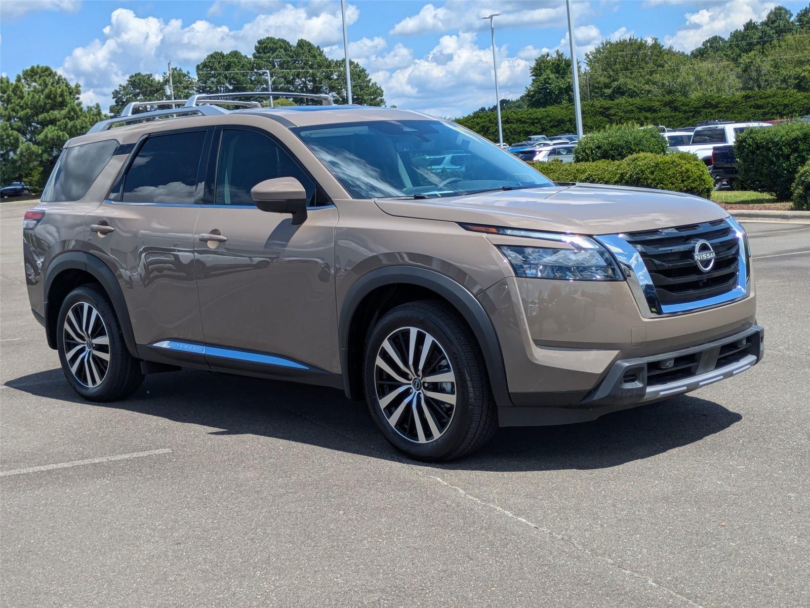 2025 Nissan Pathfinder Platinum photo 3