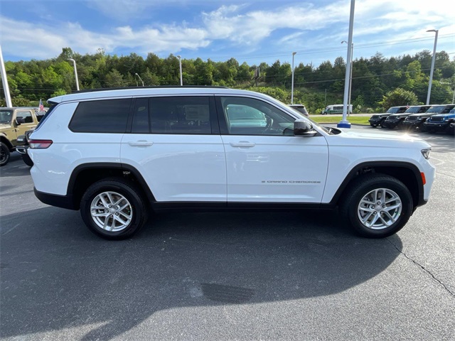 2025 Jeep Grand Cherokee Laredo photo 2