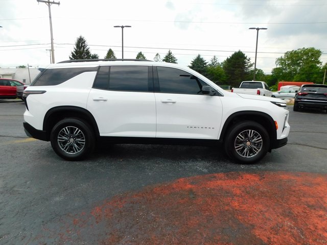 2025 Chevrolet Traverse photo 2