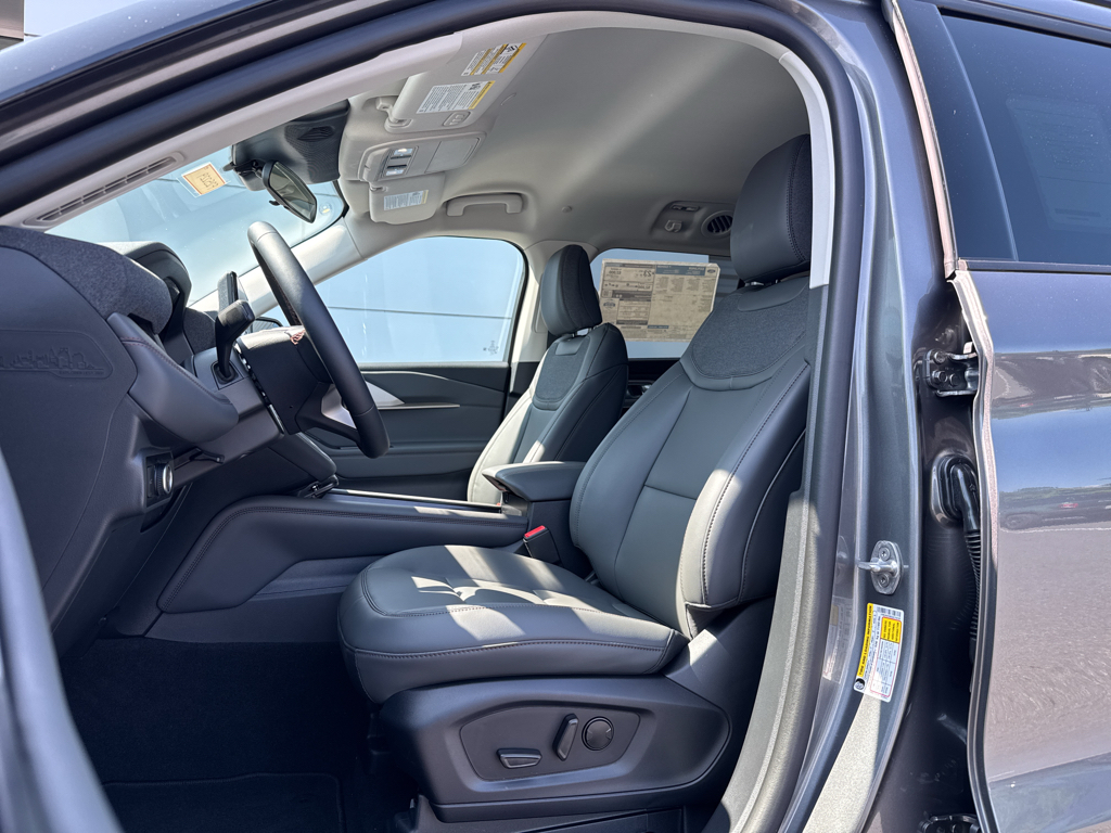 2025 Ford Explorer photo 3