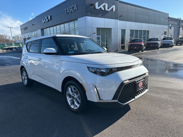 2023 Kia Soul LX's photo