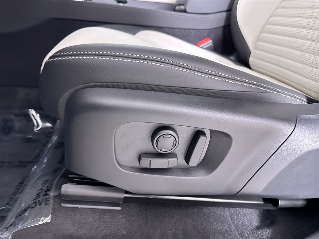 2025 Land Rover Discovery Sport SE photo 12