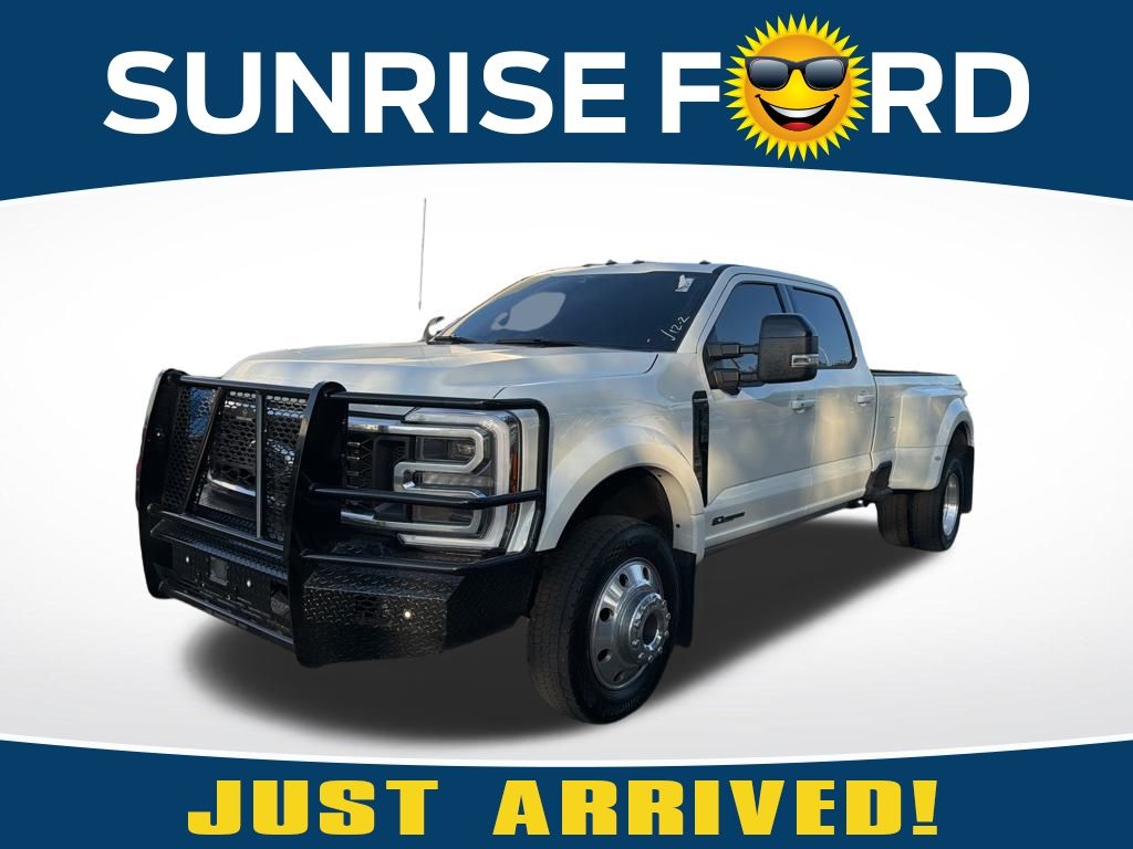 2025 Ford F-450 Super Duty Platinum's photo