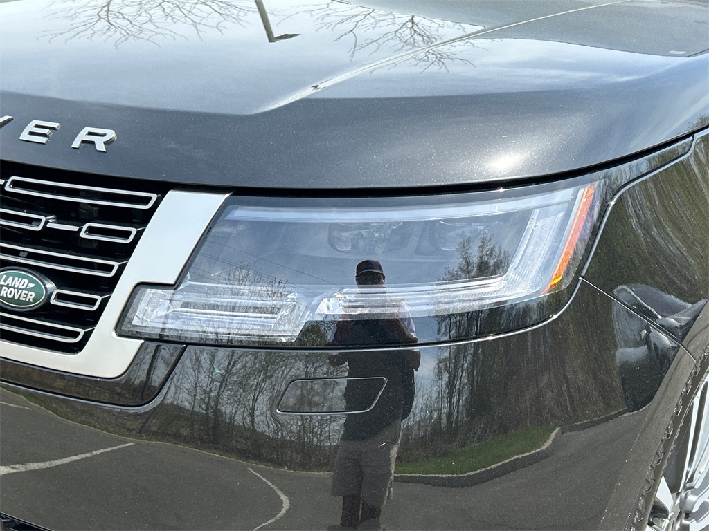 2023 Land Rover Range Rover SE photo 6