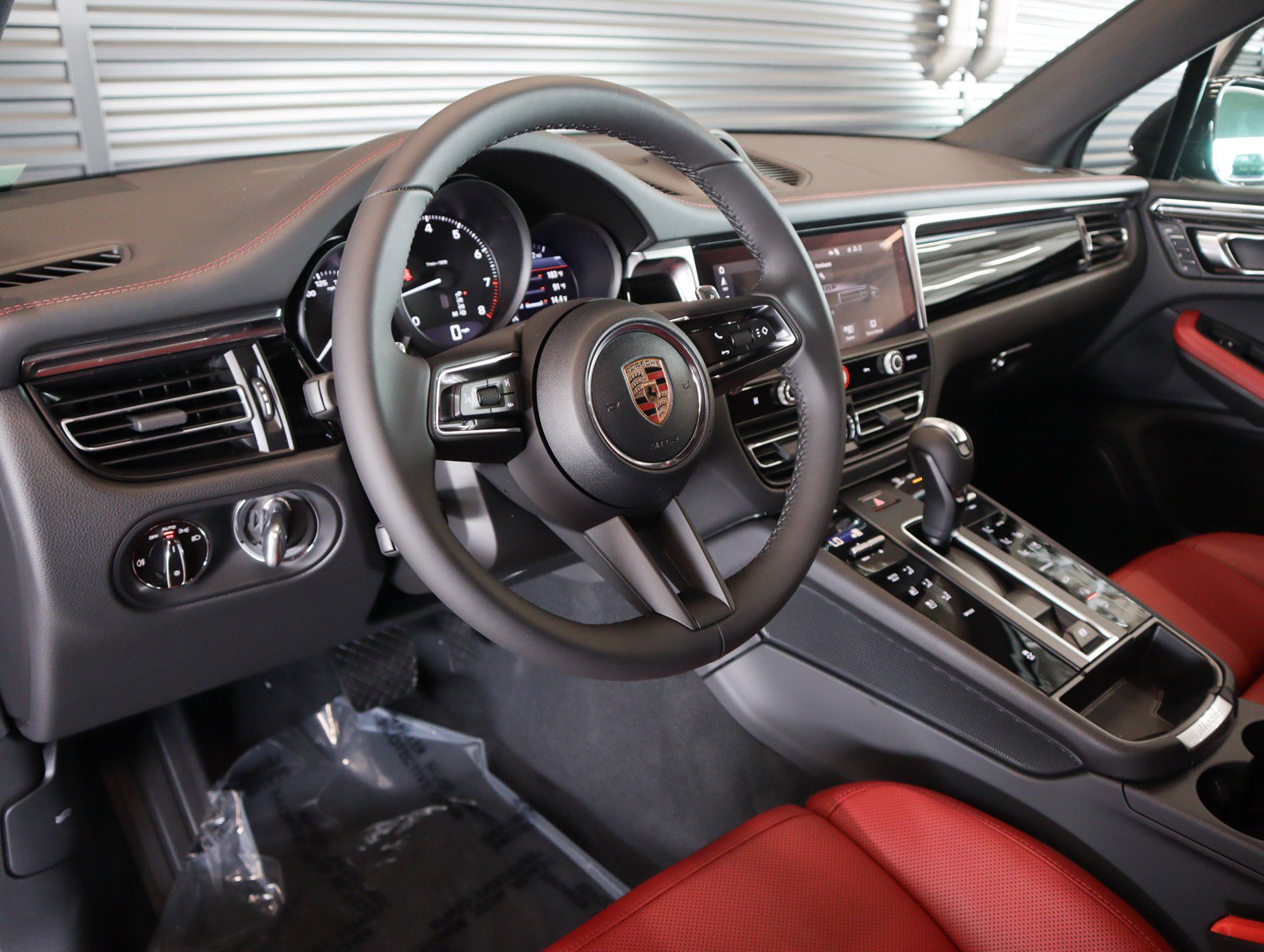 2025 Porsche Macan T photo 3