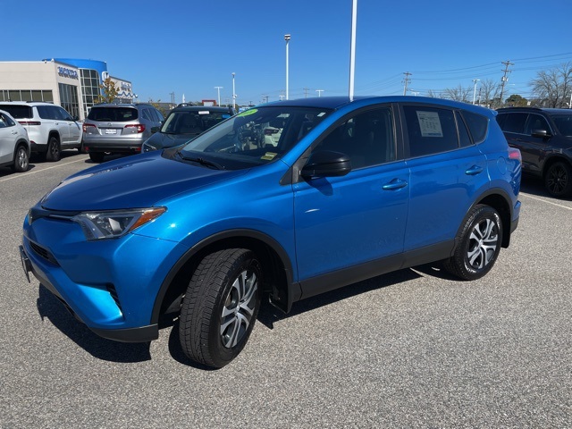 2018 Toyota RAV4 LE photo 3