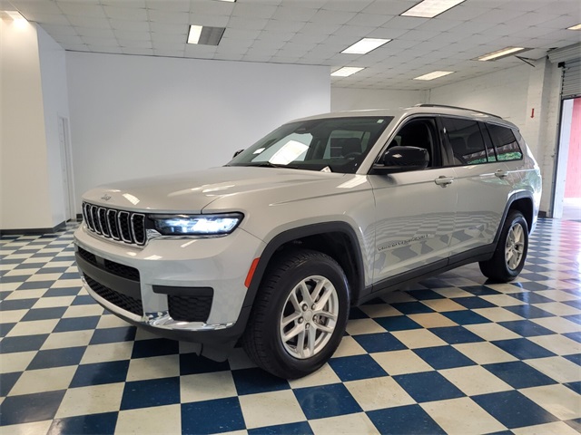 2023 Jeep Grand Cherokee Laredo photo 2