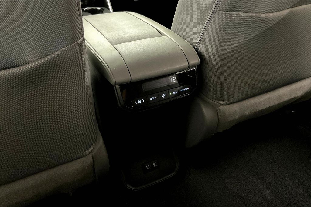 2021 Toyota Highlander Hybrid LE photo 32