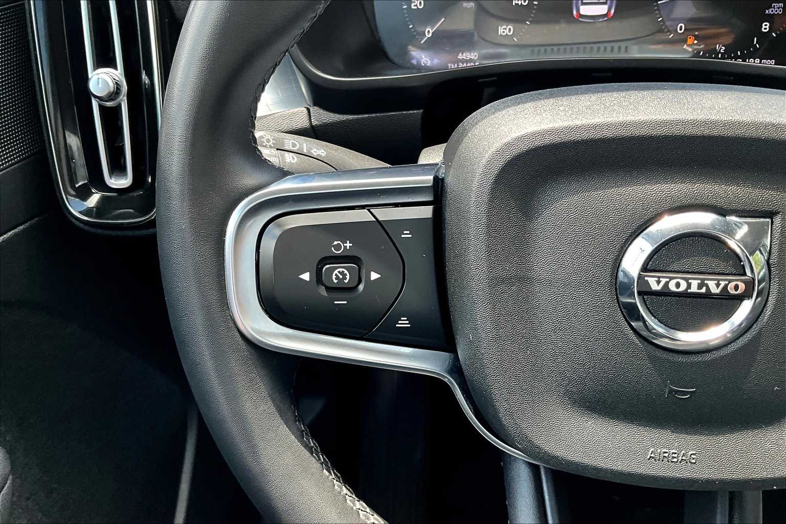 2022 Volvo XC40 Momentum photo 21