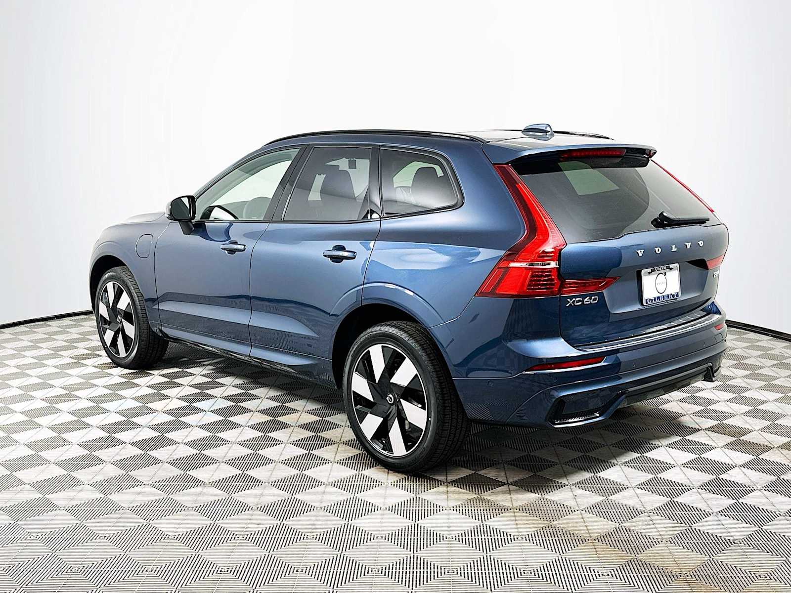 2025 Volvo XC60 T8 Plus photo 5