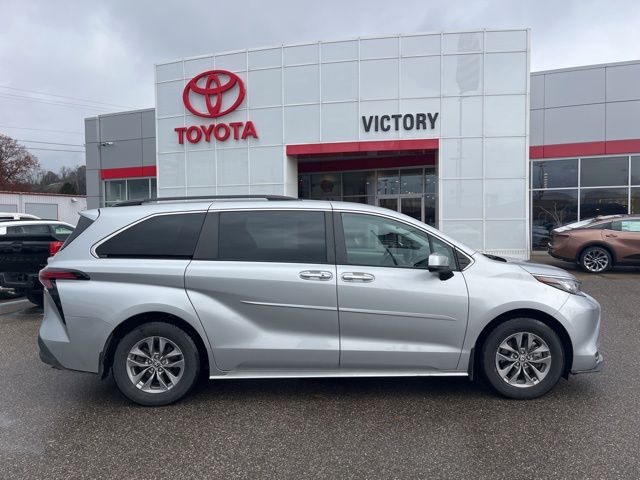 2022 Toyota Sienna XLE photo 3