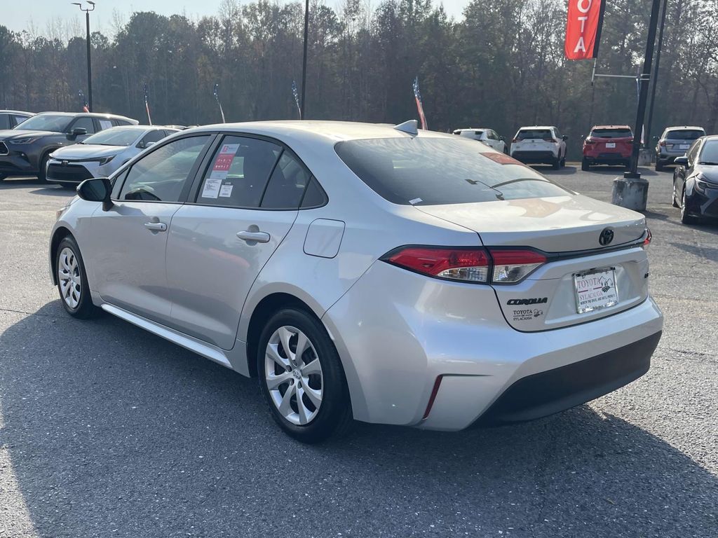 2025 Toyota Corolla LE photo 3