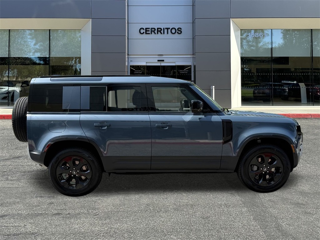 2025 Land Rover Defender 110 S photo 2