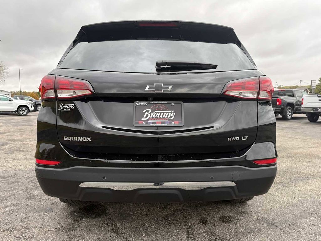 2024 Chevrolet Equinox LT photo 2