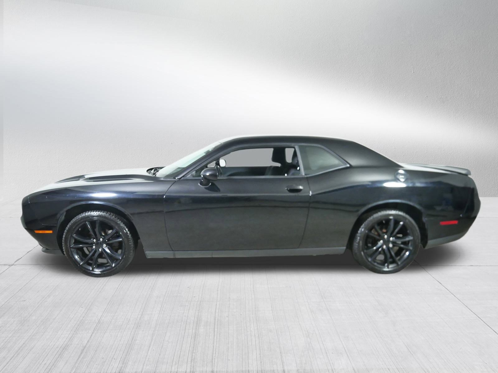 2016 Dodge Challenger SXT photo 2