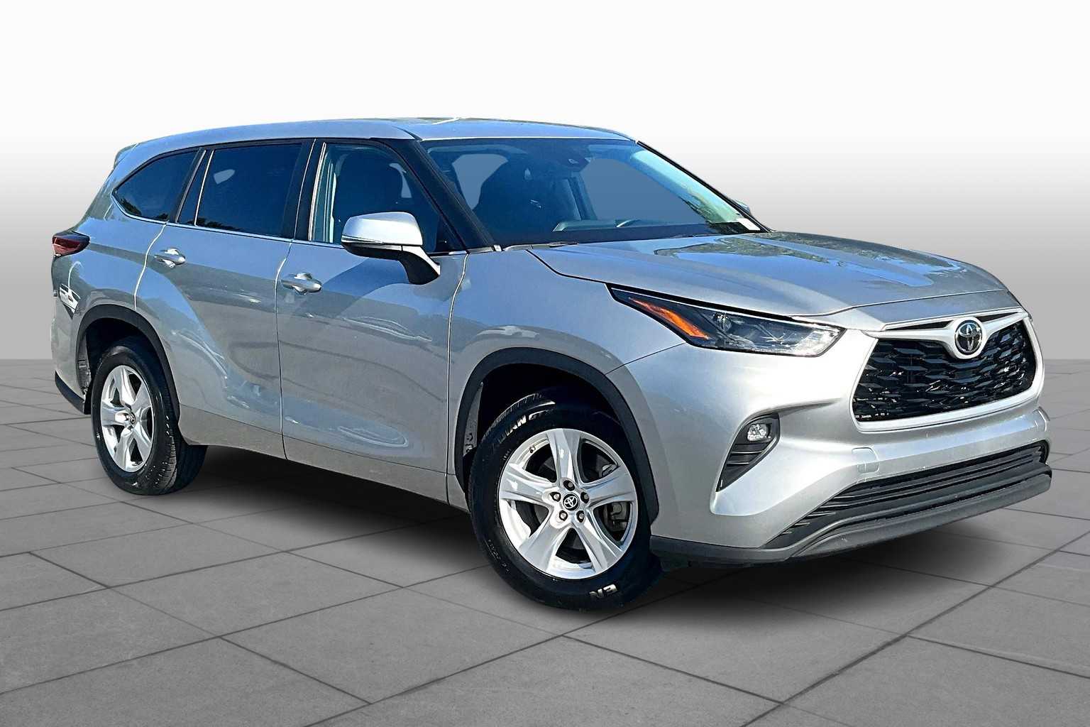 2023 Toyota Highlander LE photo 2