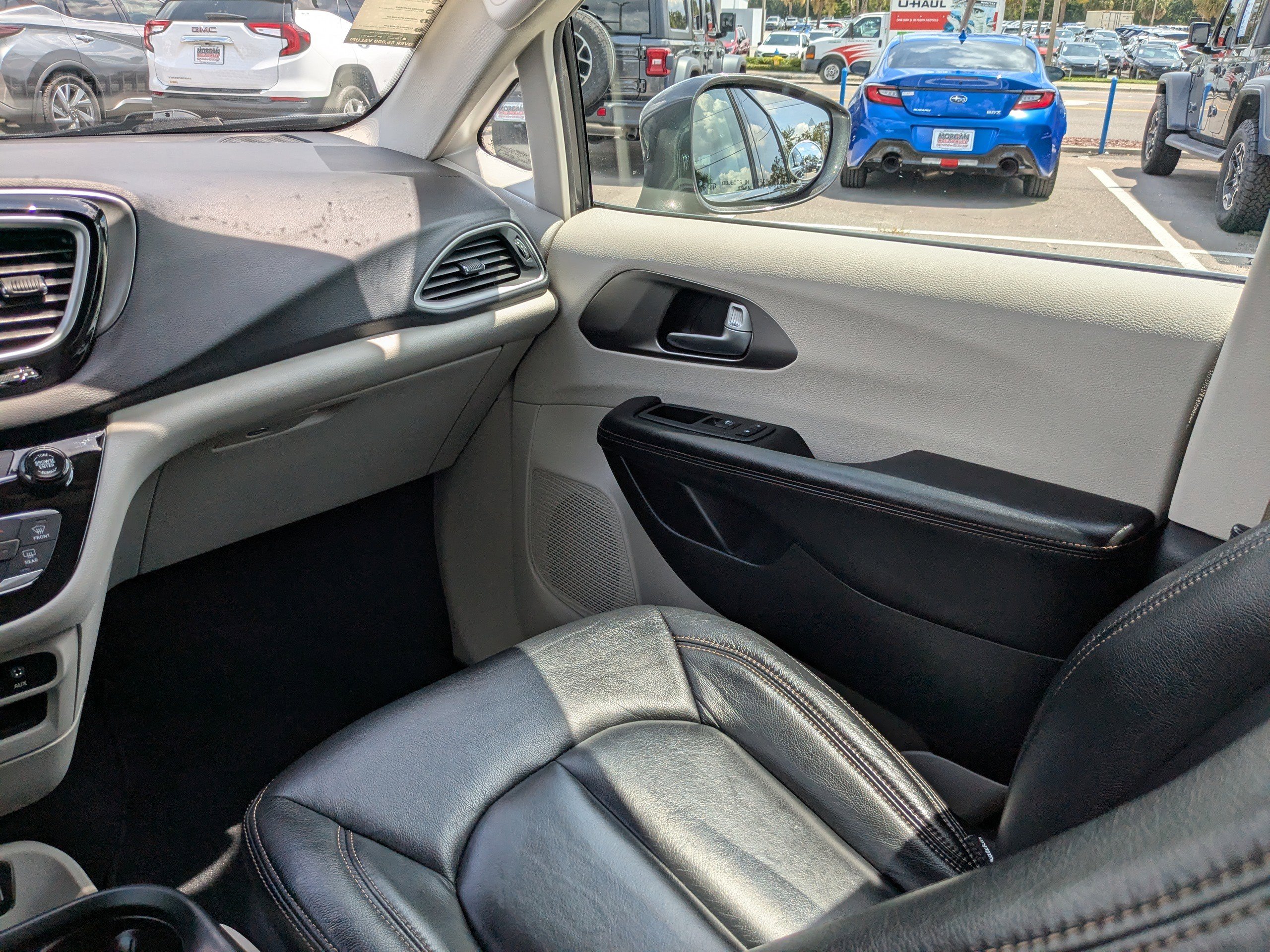2020 Chrysler Pacifica Touring photo 17