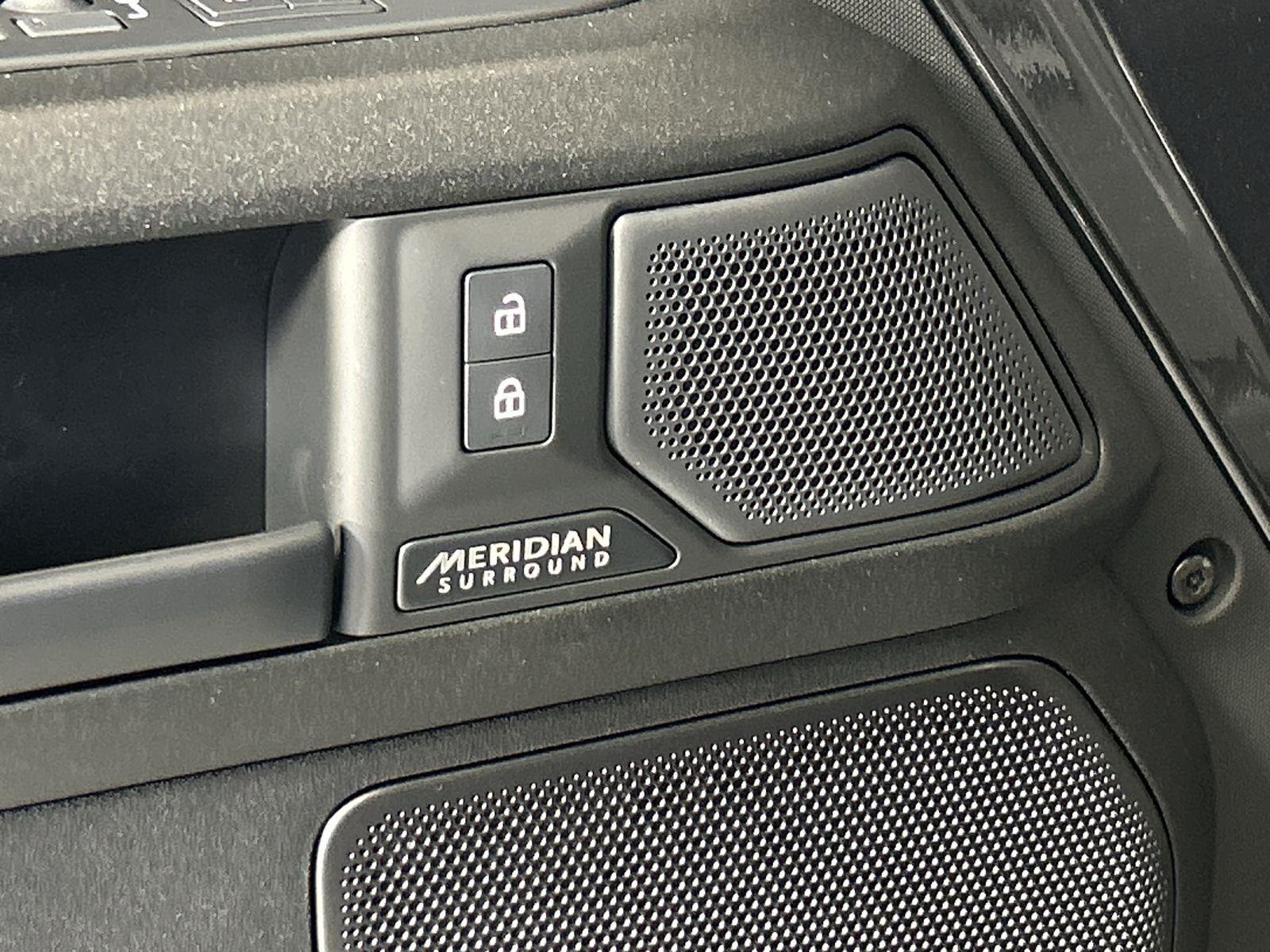 2025 Land Rover Defender 110 photo 20