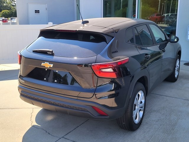 2025 Chevrolet Trax LS photo 2