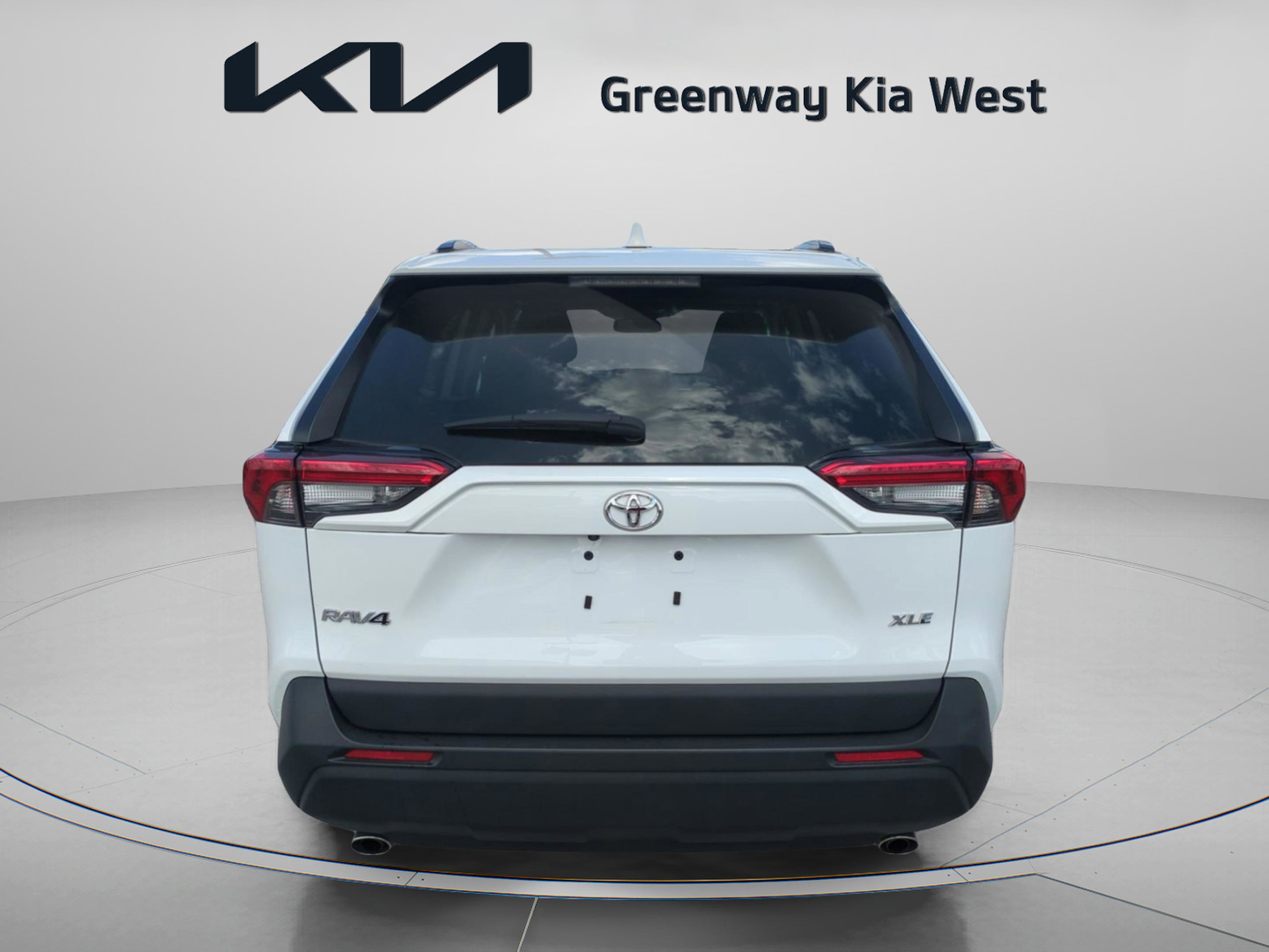 2024 Toyota RAV4 XLE photo 5