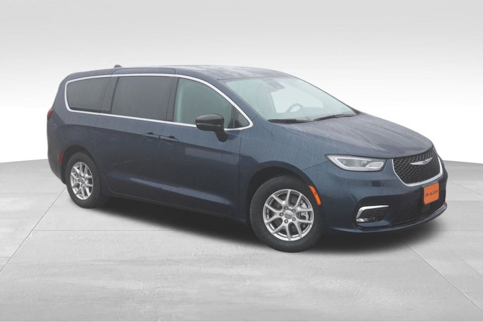 2024 Chrysler Pacifica Touring L photo 2