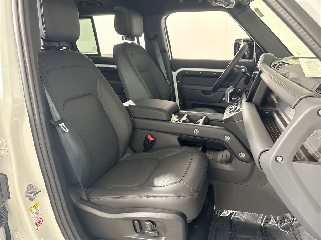 2025 Land Rover Defender 110 X-Dynamic SE photo 22